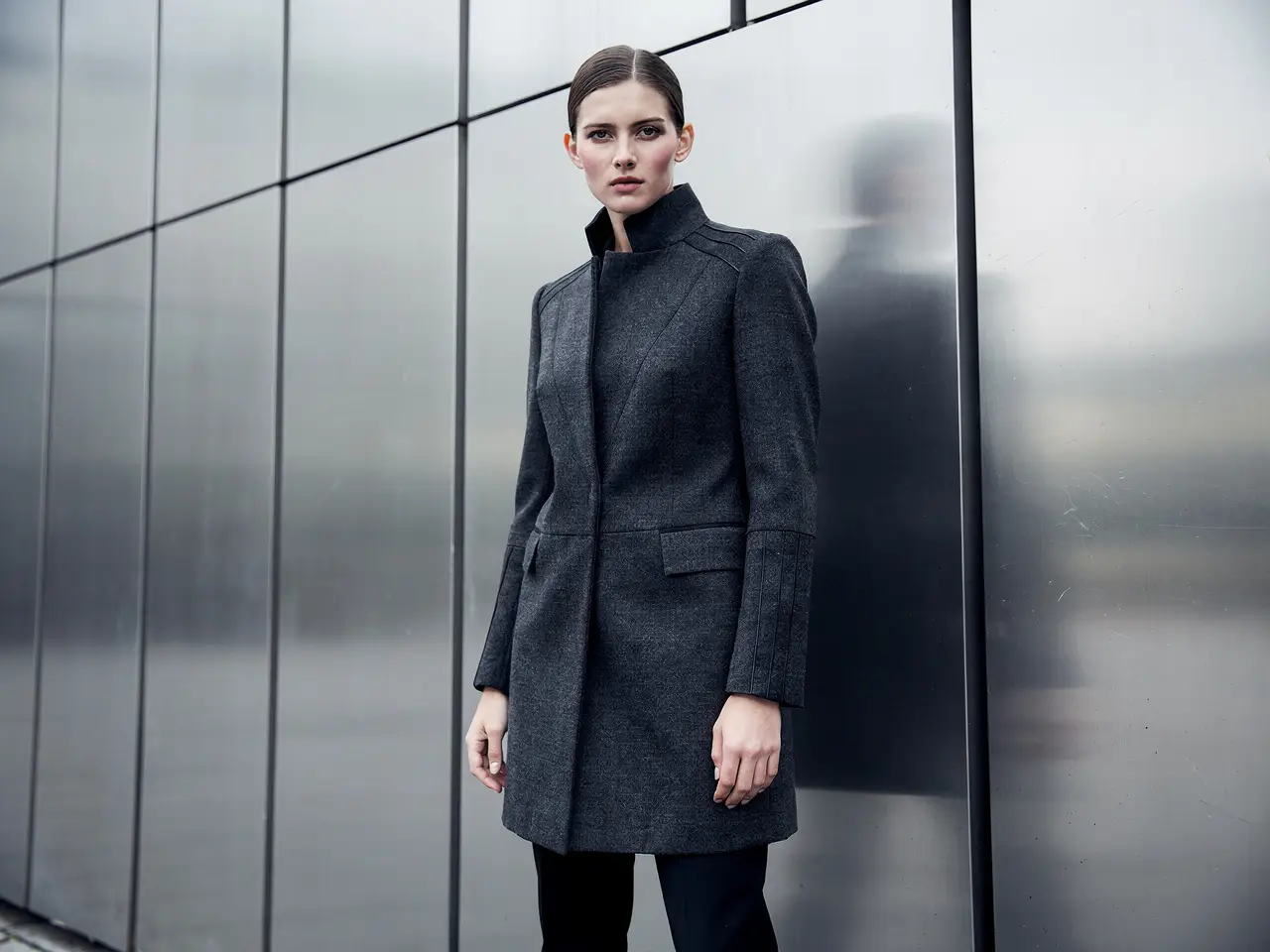 コントロールされたスタイリング、洗練されたカラー、プレミアムな編集ファッションキャンペーンフレーム照明。